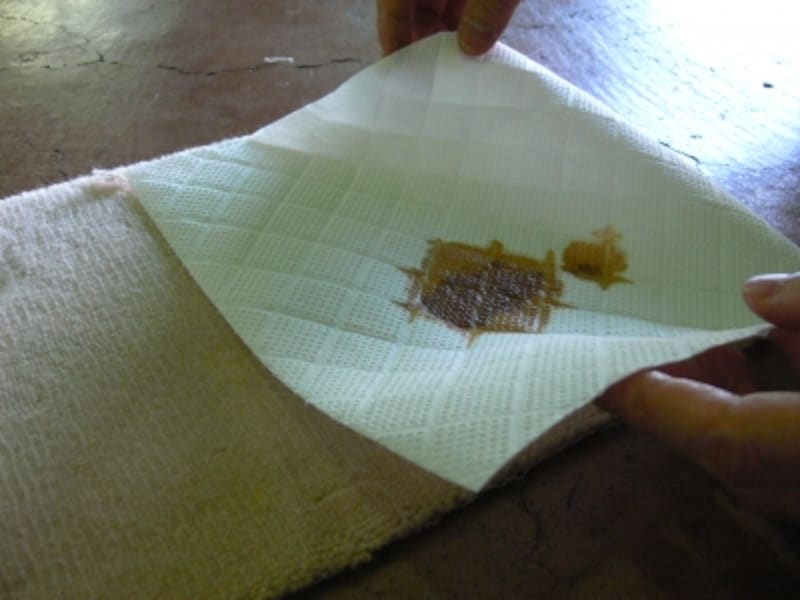 キッチンペーパーに汚れをしみ込ませます