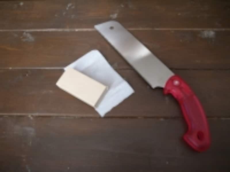 のこぎりと紙やすり、当て板