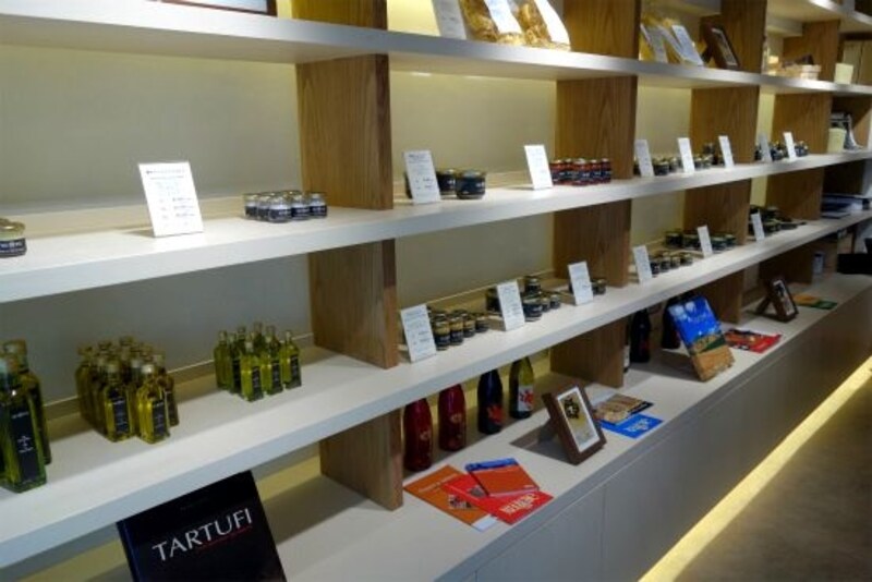 店内ではトリュフの製品がたくさん販売されています