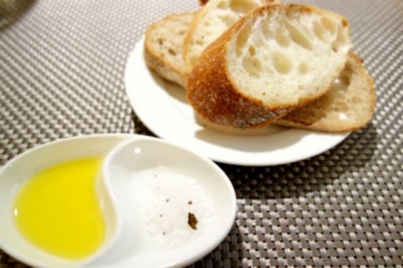 白トリュフのオリーブオイルと白トリュフの塩をつけてパンをいただきます