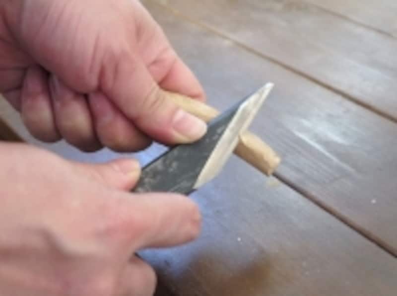 刃物は体と反対方向に