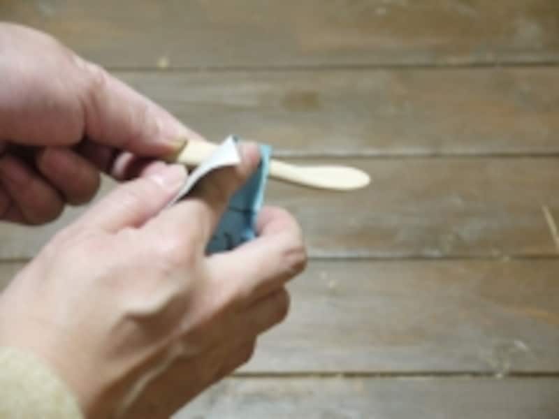 形を感じながら紙やすりで削ります