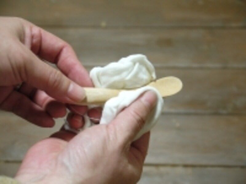 丁寧に布で拭きとります