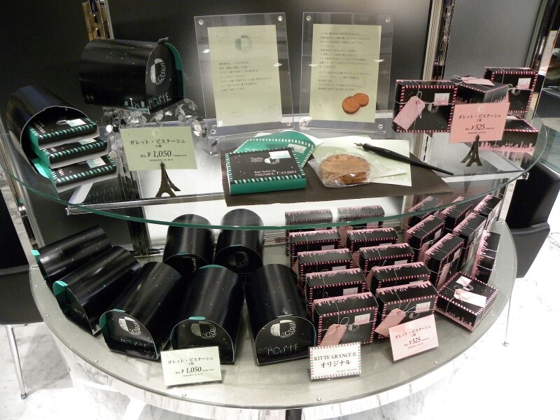 「御影高杉」の「キッテ グランシェ」限定「ガレット・ピスターシュ」は手紙(2個入525円)とポスト(4個入1050円)をモチーフにしたパッケージ