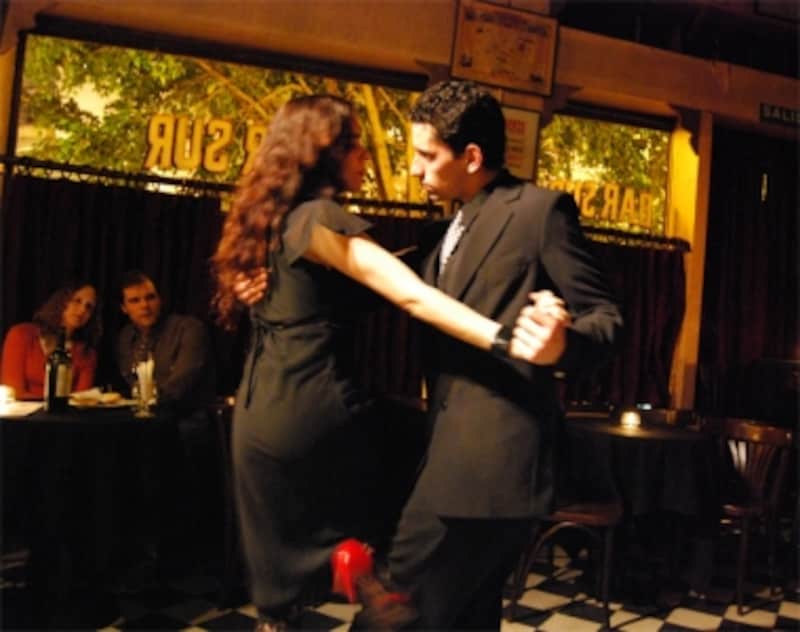 バル・スールでは、ワイングラスをけられてもおかしくないほどの臨場感でタンゴを楽しめる。