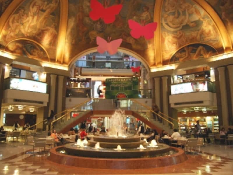 フロリダ通りには大型ショッピングセンターのガレリアス・パシフィコもあるので便利。