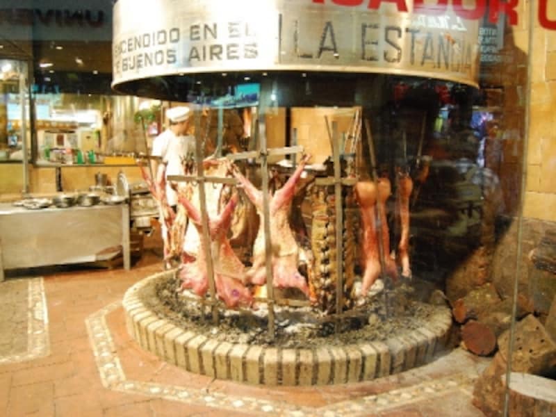 ラ・エスタンシアは、いつも地元の人や観光客で賑わう人気パリージャ。