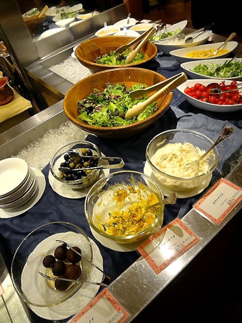 サラダのブッフェ台