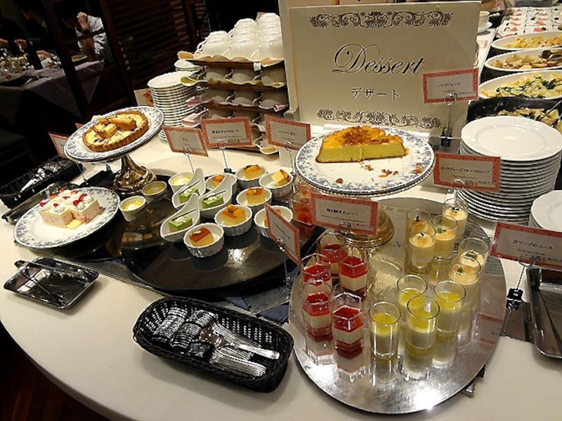 デザートのブッフェ台