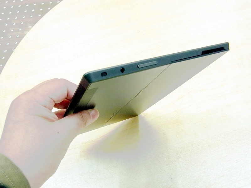 Kickstandの展開スリットのある左側面