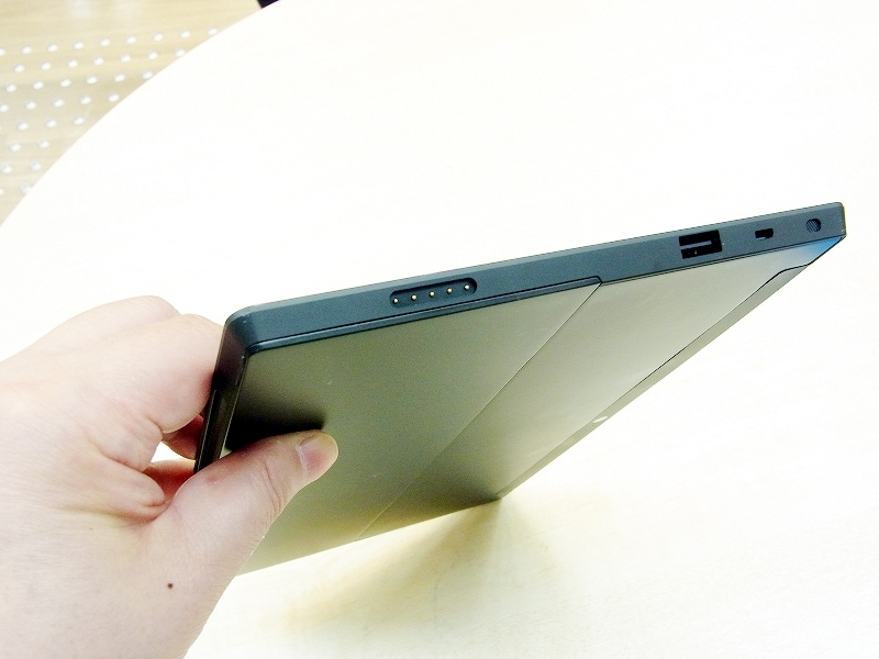 microHDMI、USB端子、電源コネクタと豊富なインターフェイスを備える