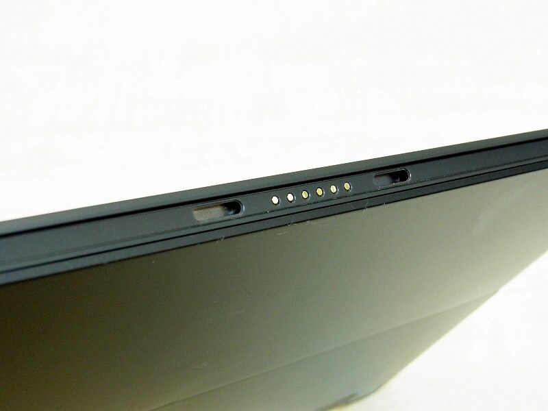 マグネット式の電源コネクタ/キーボード接続コネクタ