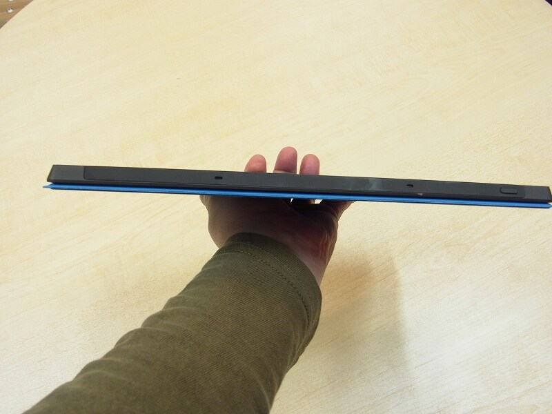 傾斜のある上面には電源キー