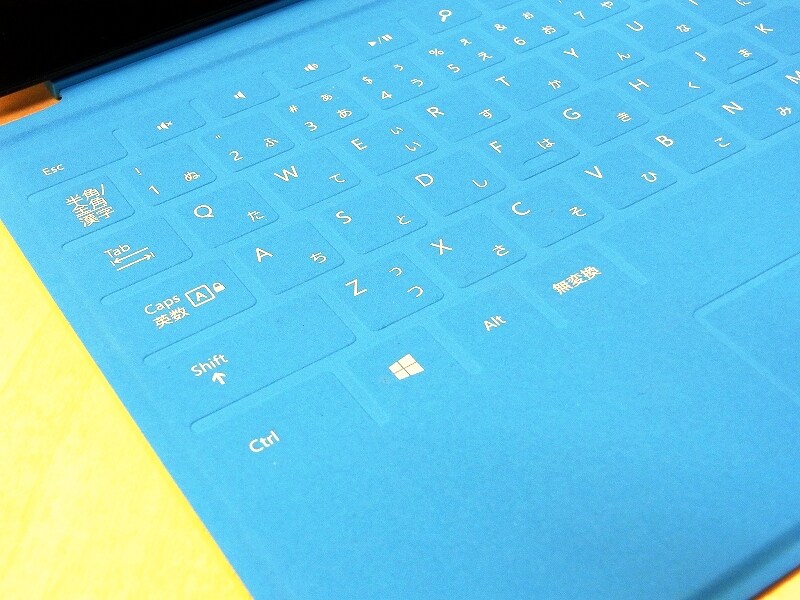 ストロークはないが、意外としっかり打鍵できるタッチカバーのキー
