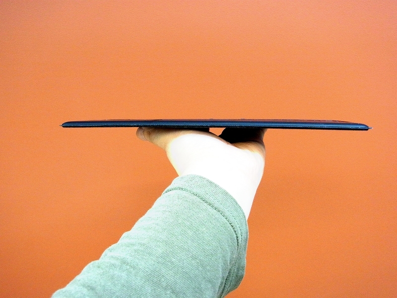 タイプカバーは、厚み6mm、重さ約250g