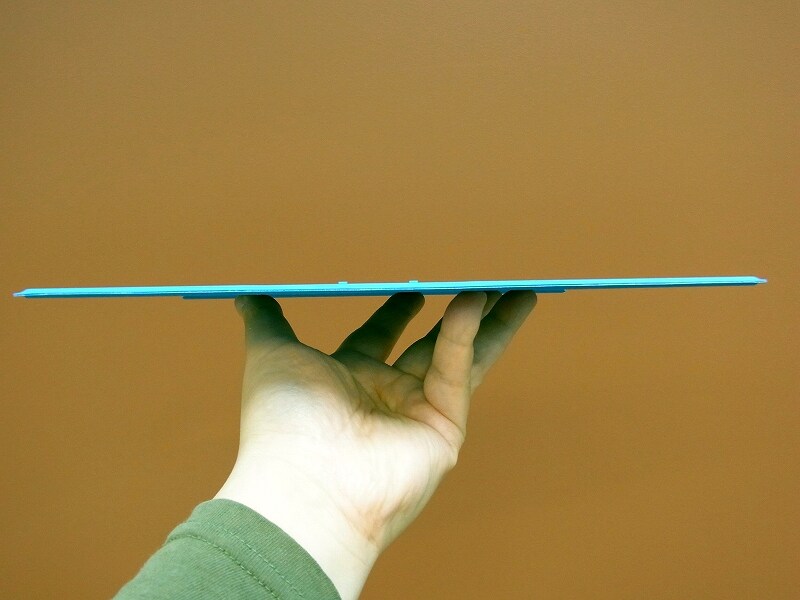 タッチカバーは、薄さ3mm、重さ209gと超軽量