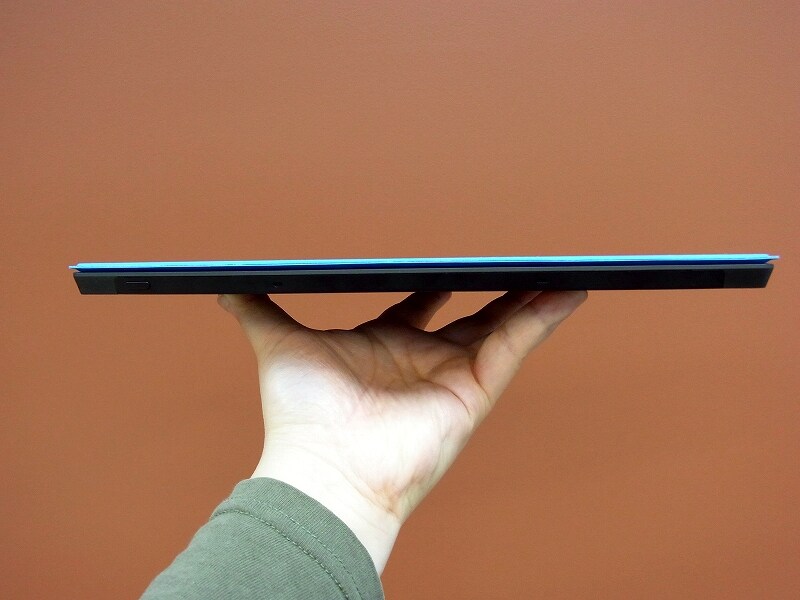 本体にセットしても、厚さ約12mm、重さ約884g