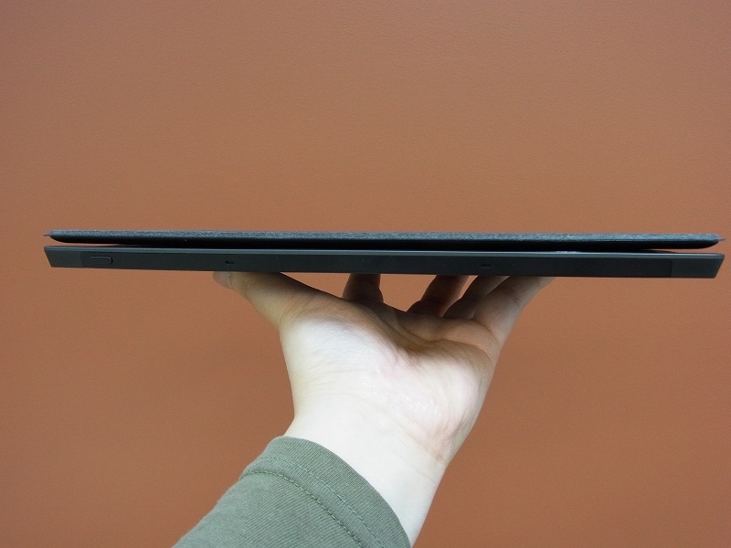 本体にセットしても、厚みが約15mm、重さは約925g