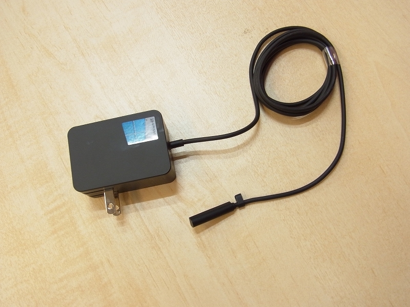 ACアダプタは専用コネクタを使用する専用品