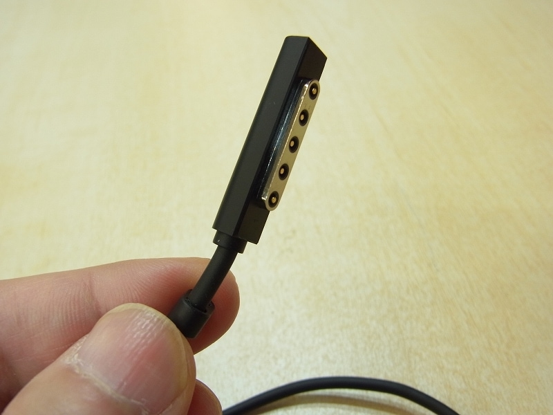 マグネット式の電源端子