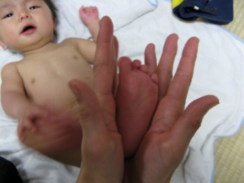 赤ちゃんにたくさん触れることは、赤ちゃんだけでなくお母さんの心も癒します。