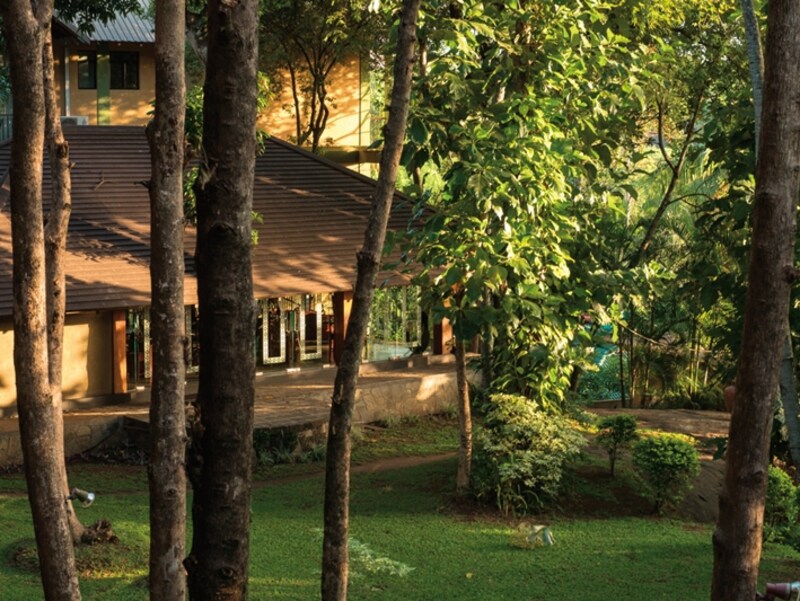 美しく整備されたガーデン。散歩道には子供用の プレイグランドなどもある