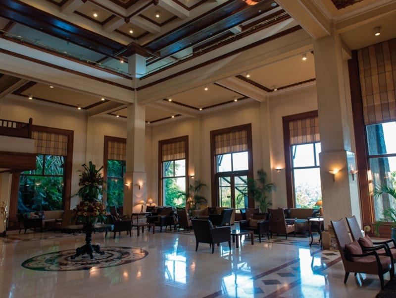天井が高く、広々としたコロニアル建築のロビー には優雅な空気が漂っています