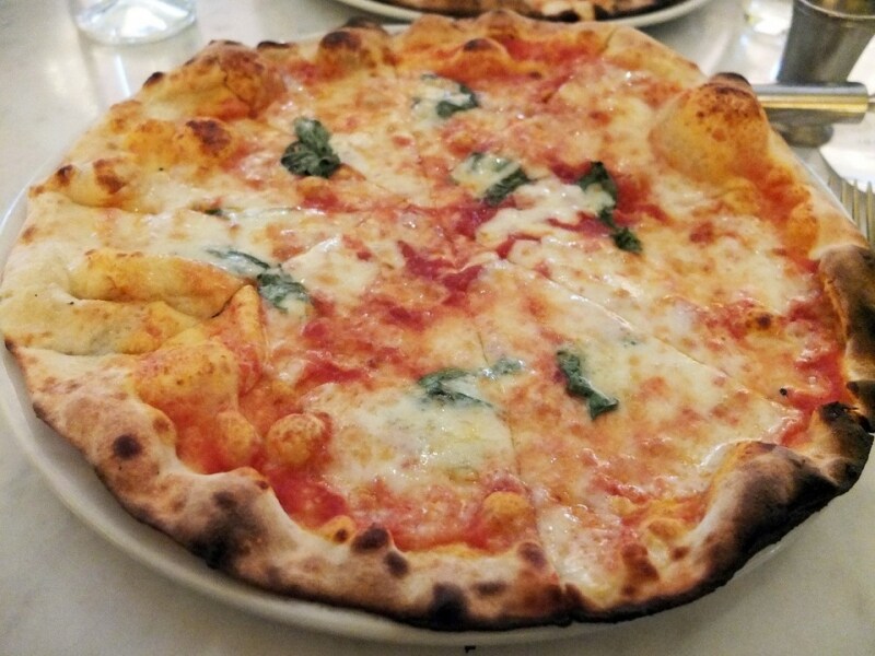 お皿からはみ出しそうな大きなピッツァ