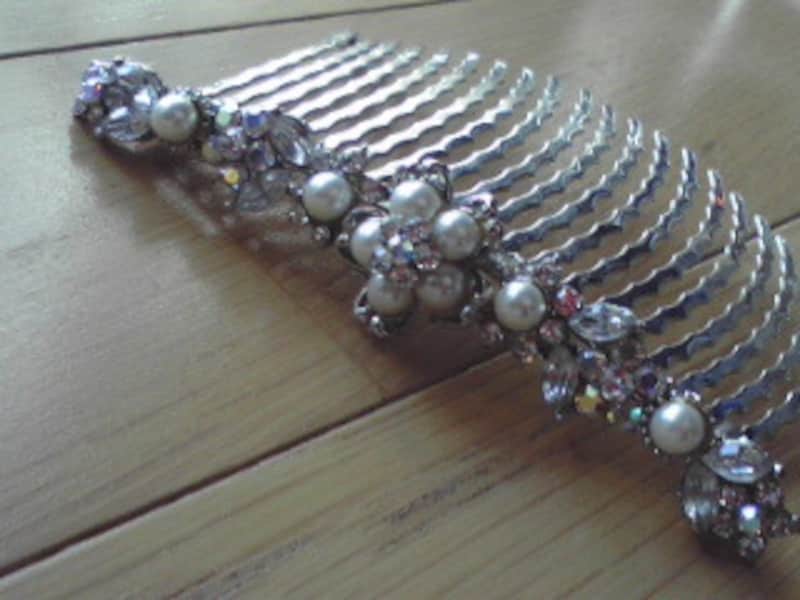 ギザギザつきの湾曲した櫛の歯が特徴