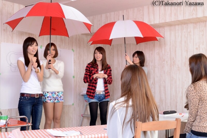 傘の差し方を先輩2人が新人たちにアドバイス