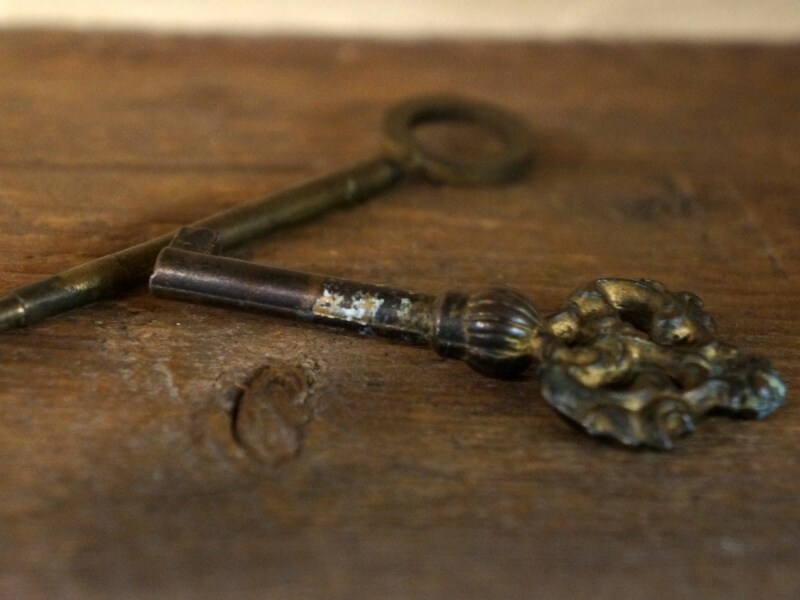 店内の各所に配されたアンティークのカギ