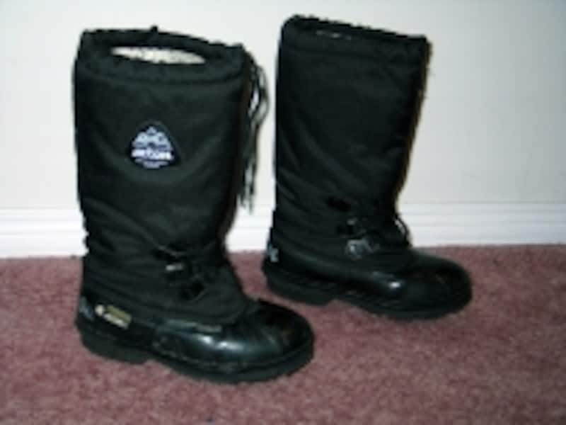 氷点下35度にも耐えうる耐寒ブーツ。自分で購入しようにも、その辺では売っていない代物 (C) Aurora Village