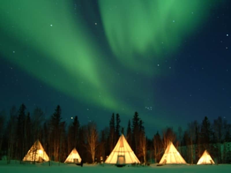 先住民のテントを待機場所にするオーロラビレッジ社。テントといっても、中はキャビンと変わらない暖かさ (C) Aurora Village