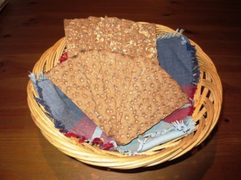 食事のときにクネッケブロードを一緒に食べる場合は、バターのみを塗って食べることが多く、朝食や間食として食べる場合には、バターの上にチーズやハム、野菜などをお好みでのせて食べます。