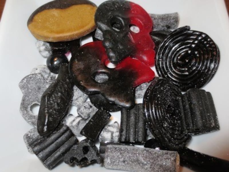 黒い物体「ラクリス」もたくさんあります。ラクリスは、日本人にはなじみの薄い味ですが、北欧諸国では子どもも大人も大好きです。味も塩味のものもあれば、甘い味のものもあります。