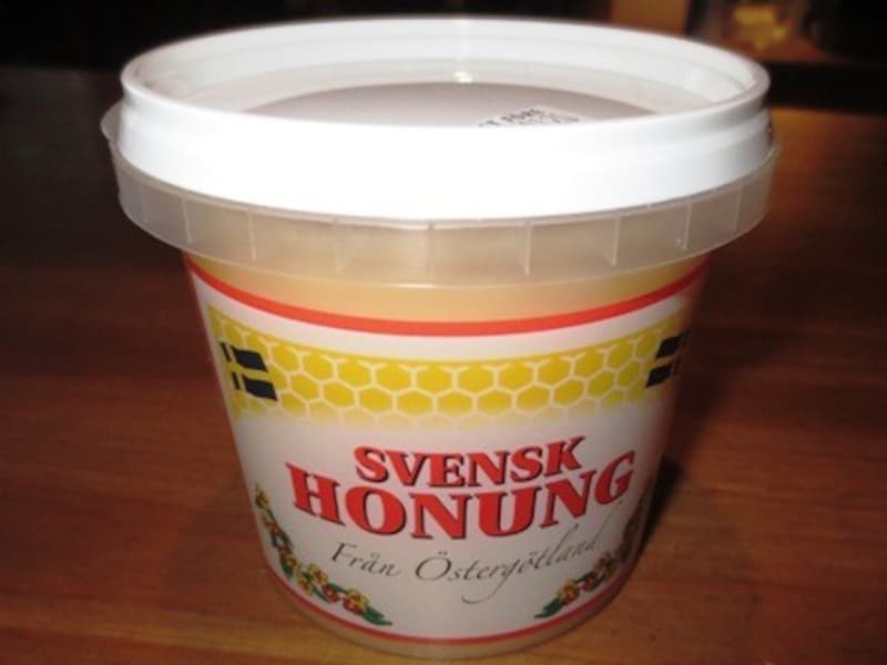 ゴットランドの蜂蜜といったように地域特産の蜂蜜であったり、夏の初めの花で作った蜂蜜や秋の花の蜂蜜、レモン入りの蜂蜜など