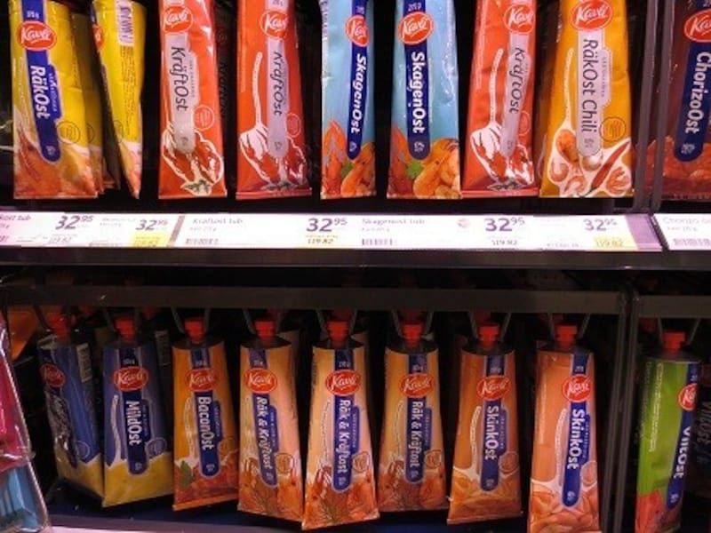 チューブ入りのチーズです。写真のように棚にずらりと並んでいます。種類は豊富で、食べやすそうな、細かく刻んだエビの入っているエビチーズやハムチーズのチューブから、スウェーデンならではの、ザリガニのチーズや野生動物のお肉の入ったチーズまであります。