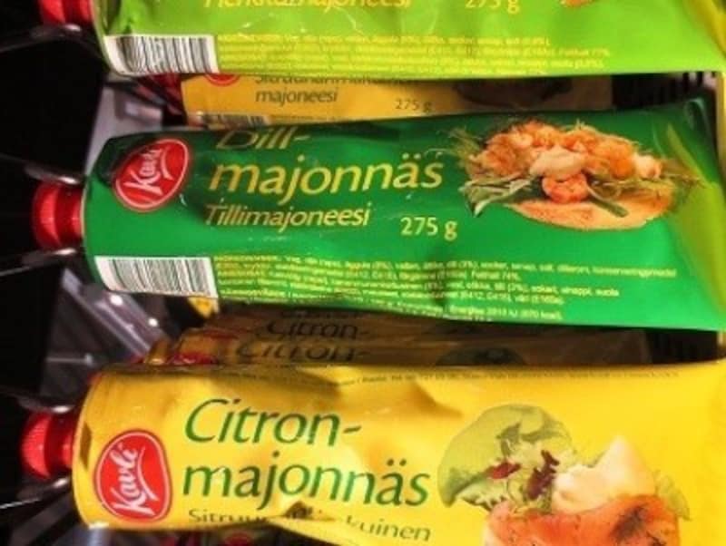 チューブ入りのマヨネーズもあります。こちらは、一般的なマヨネーズから、スウェーデンらしい、レモン入りのマヨネーズとDILL(ディル)というハーブの入ったマヨネーズが売っています。