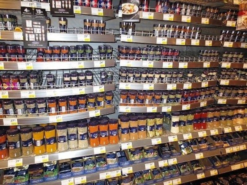 スウェーデンのスーパーで目を引くのが香辛料のコーナー。一般的な胡椒から、シナモンロールに欠かせない「カルダモン」まで何でもそろっています。