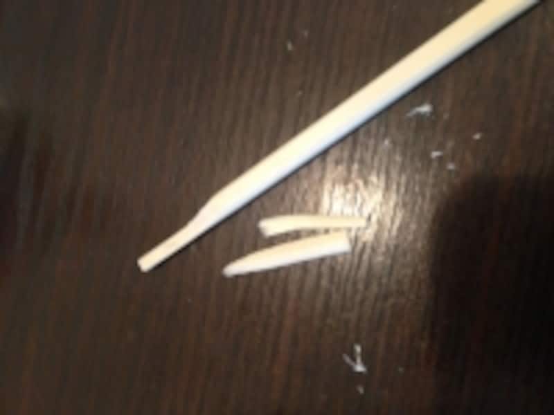 割り箸を削る