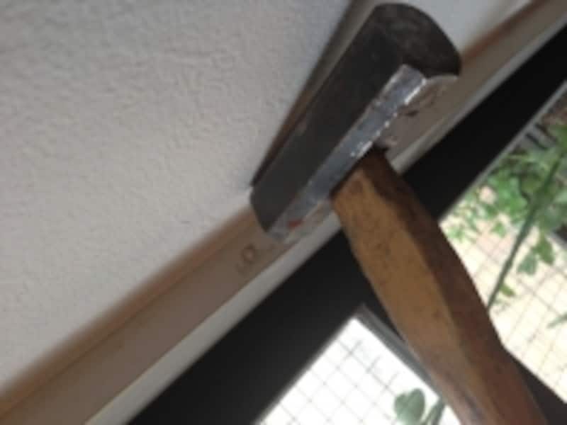 差し込んだらかなづちで叩く