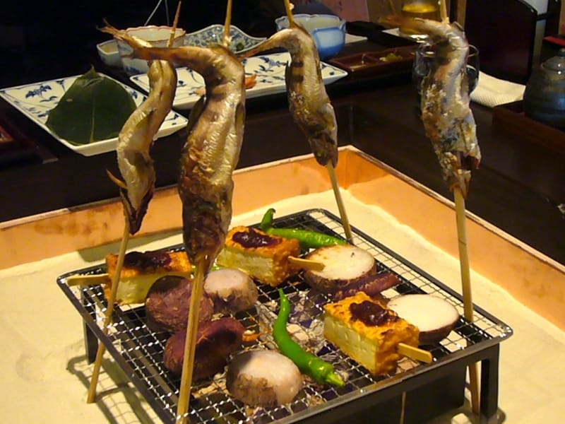 囲炉裏テーブルでいただく料理