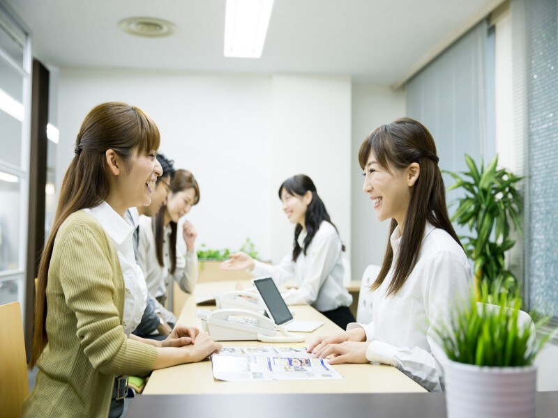 旅行会社のカウンターにはネットには出ていない情報も!