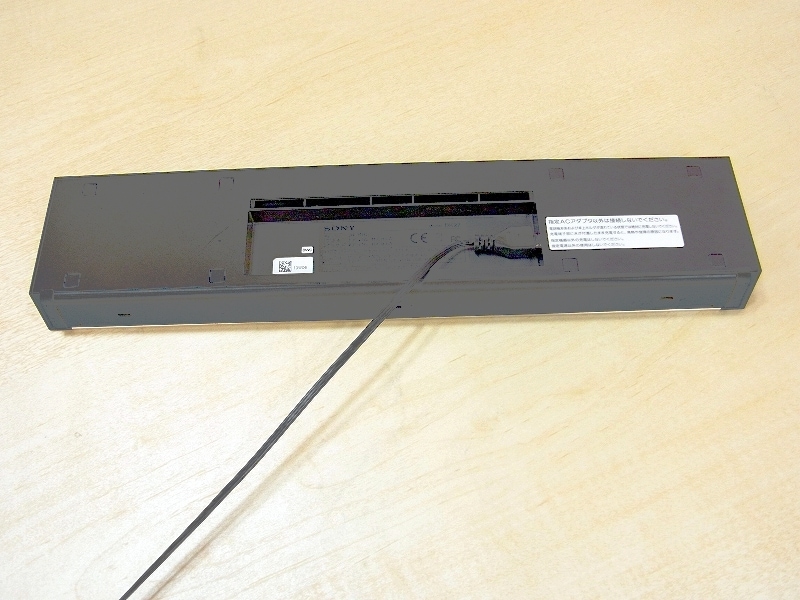 スタンドの足の内側にあるくぼみの中にmicroUSB端子がある