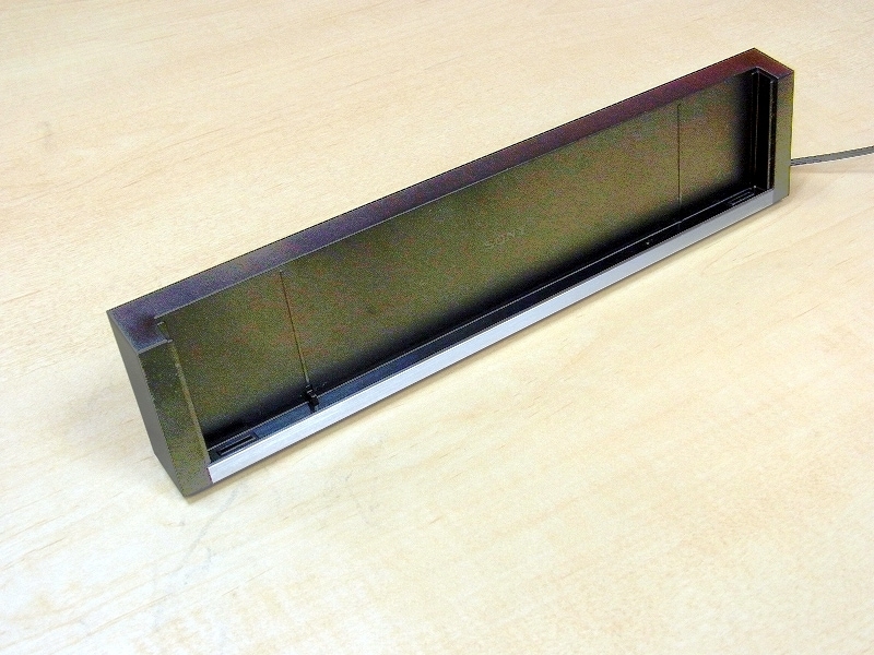 本体のデザインにマッチした直線的な充電スタンド