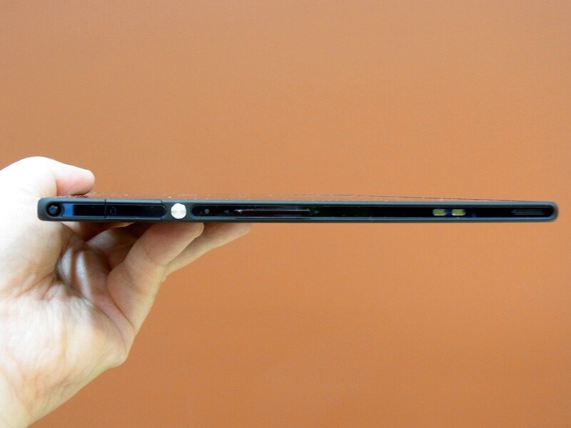 操作ボタンが集中する左側面