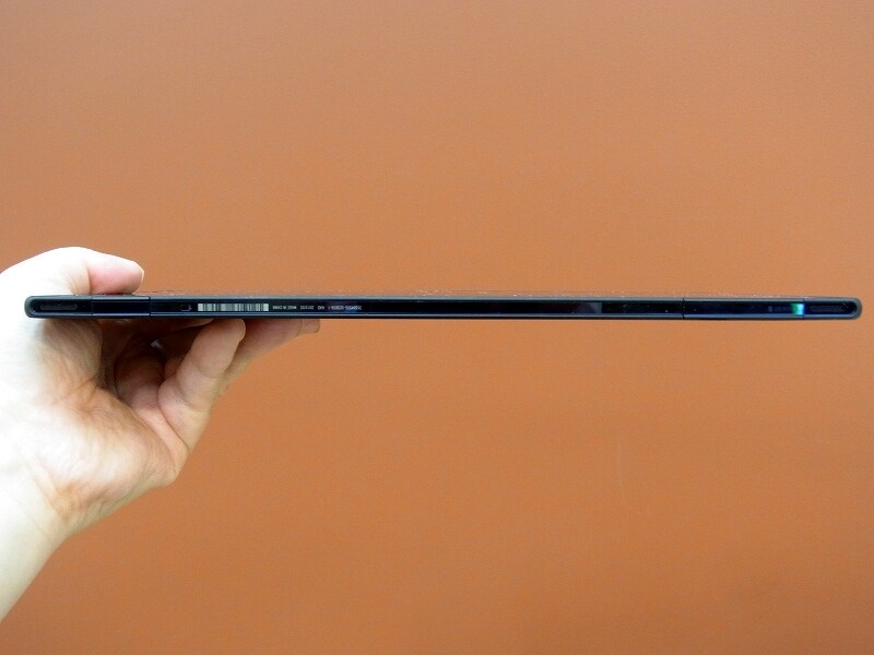 USB端子とmicroSIMソケットを備える下部