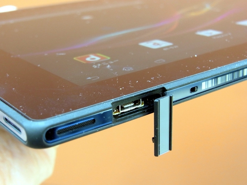 下部左側のmicroUSB端子