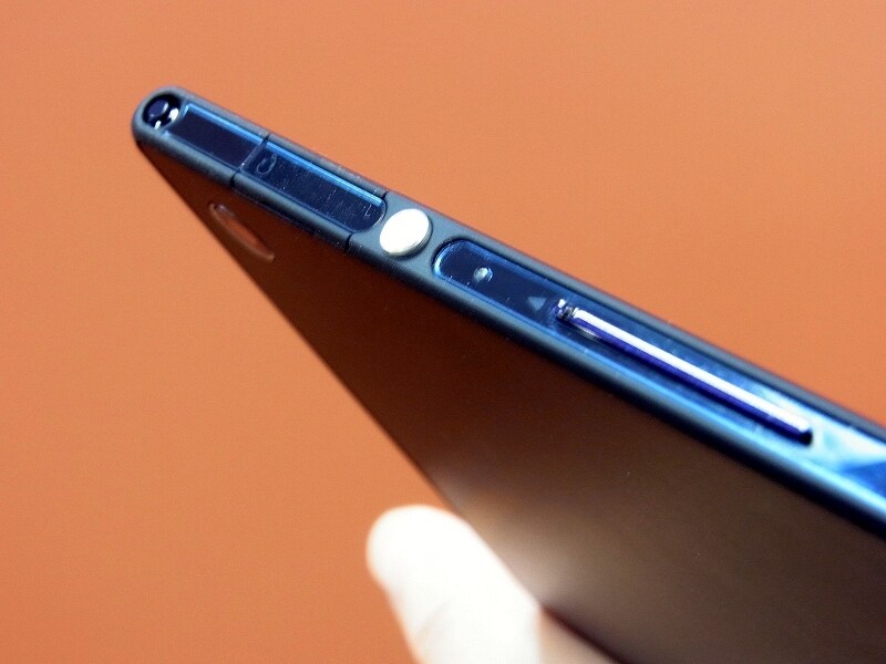 電源ボタンの上にヘッドホン端子がある