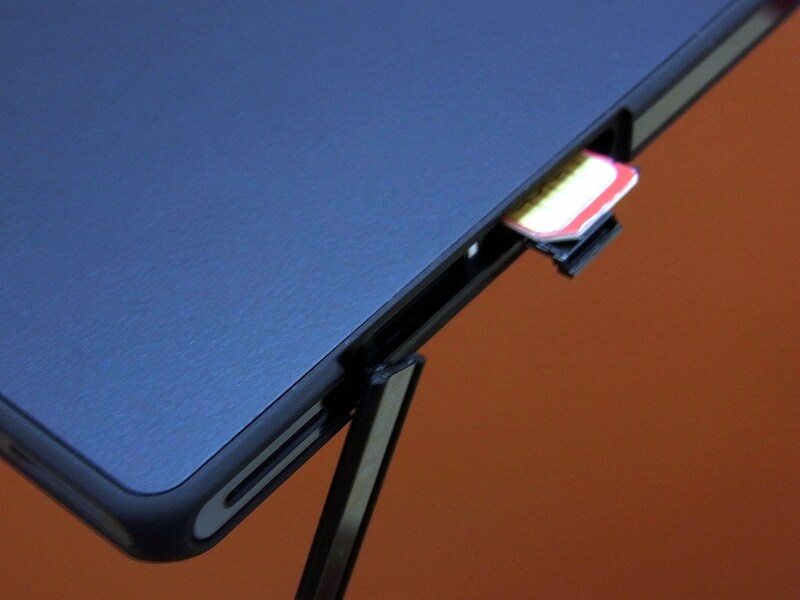 下部右側のmicroSIMトレイ